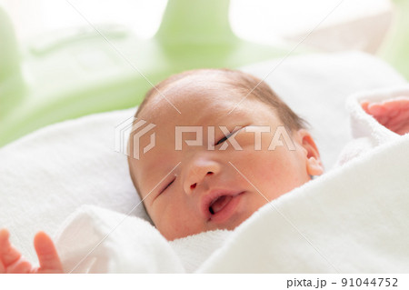 産まれて間もない元気な赤ちゃん 新生児 産まれて間もない元気な赤ちゃん 新生児 91044752