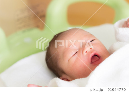 産まれて間もない元気な赤ちゃん 新生児 産まれて間もない元気な赤ちゃん 新生児 91044770
