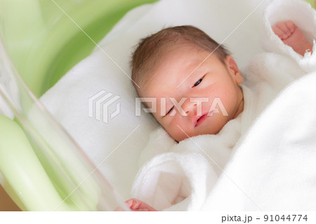 産まれて間もない元気な赤ちゃん　新生児 91044774