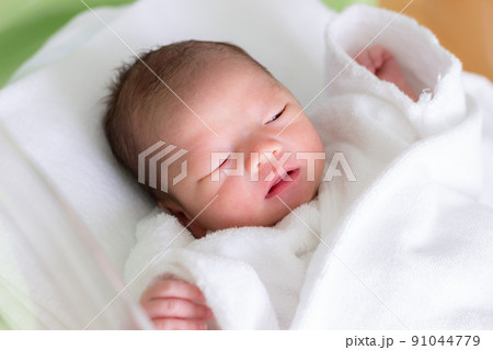 産まれて間もない元気な赤ちゃん 新生児 産まれて間もない元気な赤ちゃん 新生児 91044779