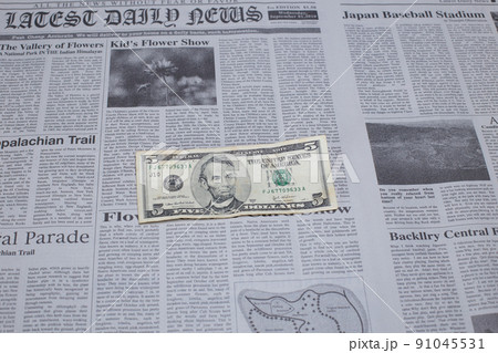 英字新聞に置かれた米国の5ドル紙幣 英字新聞に置かれた米国の5ドル紙幣 91045531