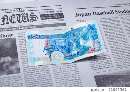 英字新聞の上に置かれた香港ドル 英字新聞の上に置かれた香港ドル 91045561