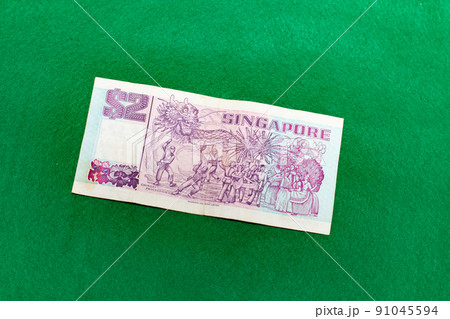 緑背景のシンガポールドル、2ドル札 91045594
