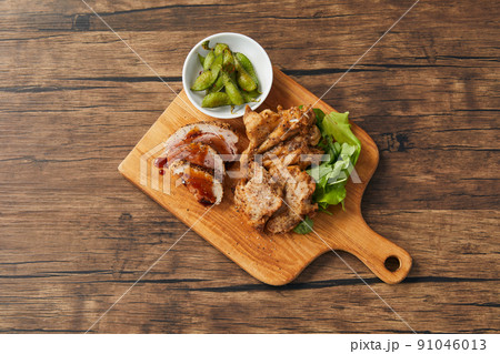 ビールのおつまみ　肉料理　バル 91046013