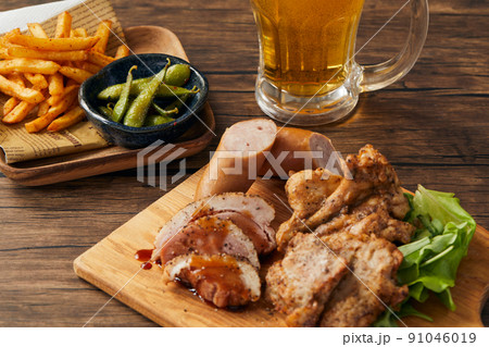 ビールのおつまみ　肉料理　バル 91046019
