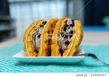 チョコバナナ味のフルーツワッフル チョコバナナ味のフルーツワッフル 91046425