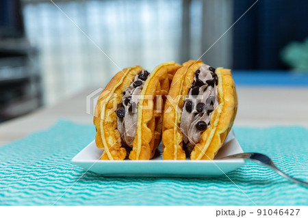 チョコバナナ味のフルーツワッフル 91046427