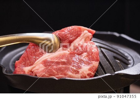 ジンギスカン鍋で焼いてる新鮮な生のラム肉。 91047355