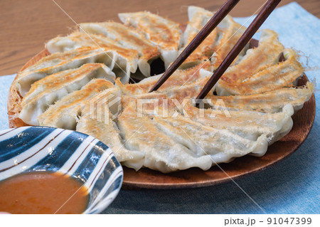 日本の焼き餃子と味噌味ソース。 91047399
