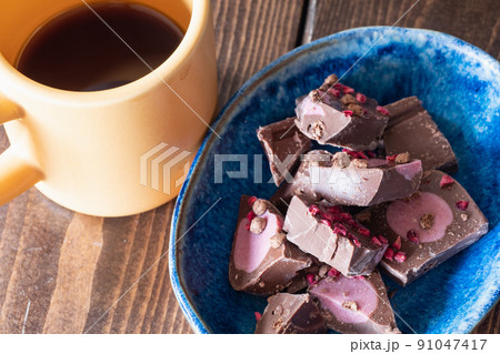 ベリーがミックスされたミルクチョコレートとホットコーヒー。 ベリーがミックスされたミルクチョコレートとホットコーヒー。 91047417