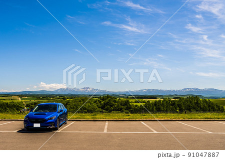 北海道の美瑛町にある三愛の丘から旭岳を望む。初夏6月 北海道の美瑛町にある三愛の丘から旭岳を望む。初夏6月 91047887