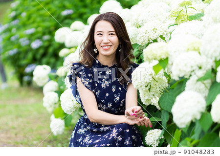 紫陽花と女性 紫陽花と女性 91048283