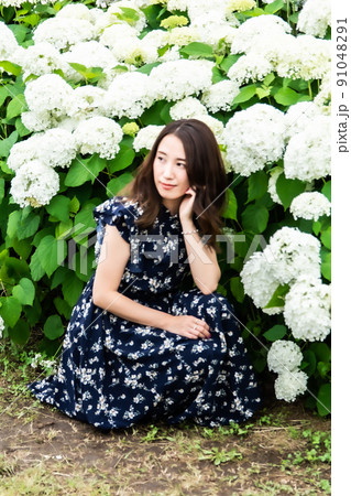 紫陽花と女性 91048291