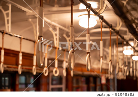 古い列車の吊り革のクローズアップ 91048382