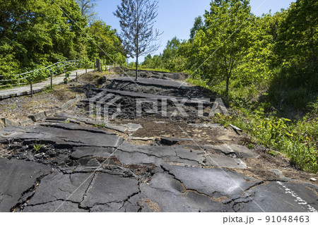 洞爺 西山山麓火口を空撮(断層化した道) 洞爺 西山山麓火口を空撮(断層化した道) 91048463