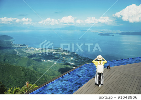 びわ湖テラスと旅行者 91048906