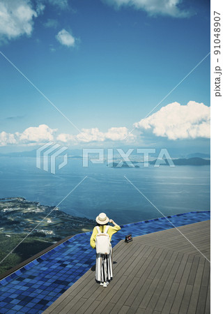 びわ湖テラスと旅行者 91048907