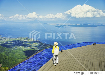 びわ湖テラスと旅行者 91048909