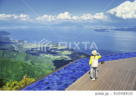 びわ湖テラスと旅行者 びわ湖テラスと旅行者 91048910