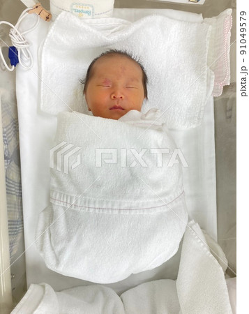 おひな巻きされる新生児　縦 91049579