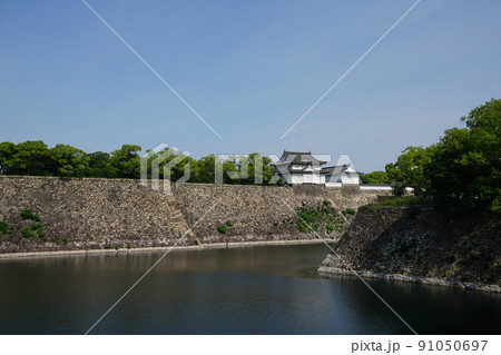 初夏の大坂城　壮大な石垣と堀 91050697