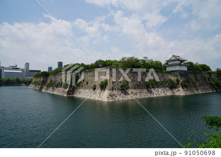 初夏の大坂城　壮大な石垣と堀 91050698