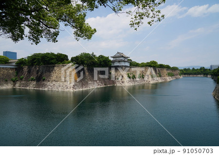 初夏の大坂城　壮大な石垣と堀 91050703