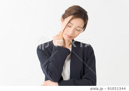 20代女性　ポートレート　スーツ 91051344