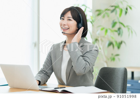 オンラインミーティングをするビジネスウーマン 91051998