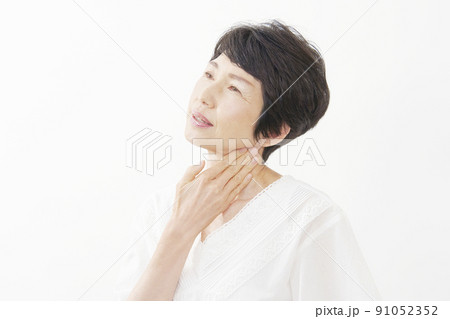 喉を触る中年女性　白背景 91052352