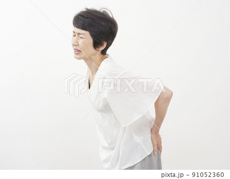 腰痛の中年女性 白背景 腰痛の中年女性 白背景 91052360