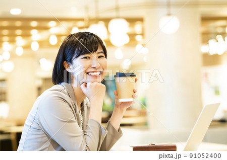 ビジネス 女性 オフィス ポートレート 笑顔 カメラ目線 ビジネス 女性 オフィス ポートレート 笑顔 カメラ目線 91052400