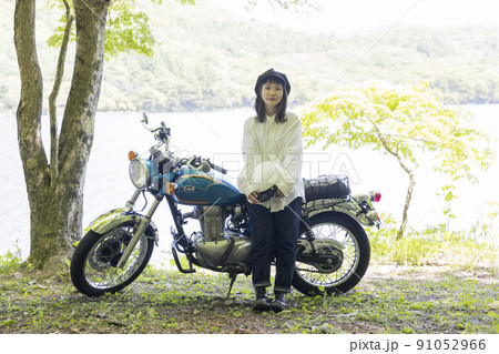 バイク女子イメージ 湖畔でバイクと並ぶ若い女性 バイク女子イメージ 湖畔でバイクと並ぶ若い女性 91052966