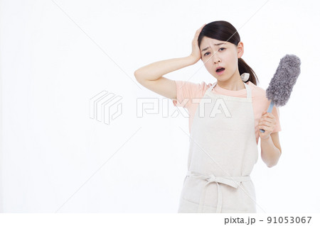 モップで掃除をする30代の主婦 モップで掃除をする30代の主婦 91053067