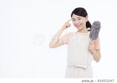 モップで掃除をする30代の主婦 91053247