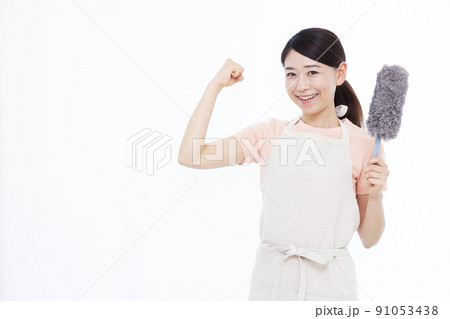 モップで掃除をする30代の主婦 モップで掃除をする30代の主婦 91053438