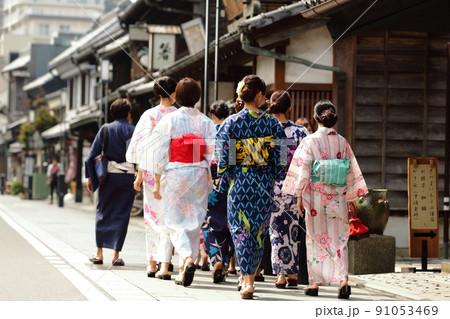 昭和の雰囲気を残す川越の街を浴衣で歩く 91053469