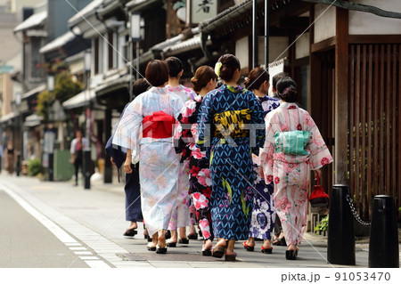 昭和の雰囲気を残す川越の街を浴衣で歩く 昭和の雰囲気を残す川越の街を浴衣で歩く 91053470