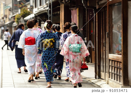 昭和の雰囲気を残す川越の街を浴衣で歩く 91053471
