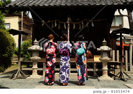 神社でお祈りをする浴衣の女性 神社でお祈りをする浴衣の女性 91053474
