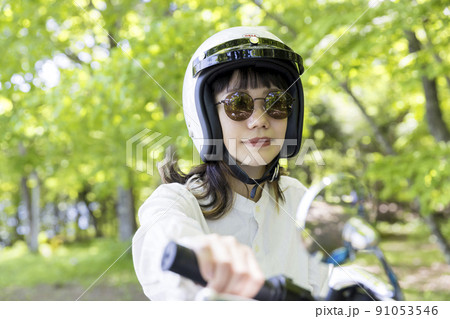 森の中でバイクに乗るバイク女子 91053546