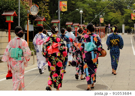 川越の神社の参道を浴衣で歩く 91053684