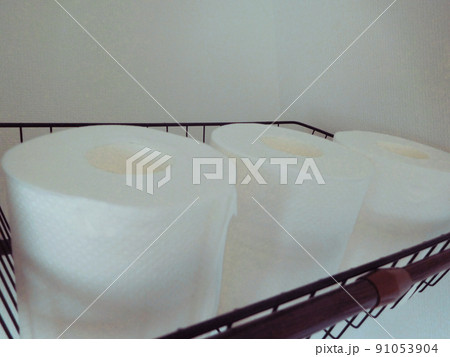 並んだトイレットペーパー 並んだトイレットペーパー 91053904