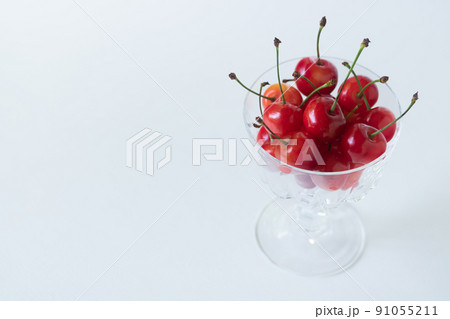 デザートカップに入ったチェリー デザートカップに入ったチェリー 91055211