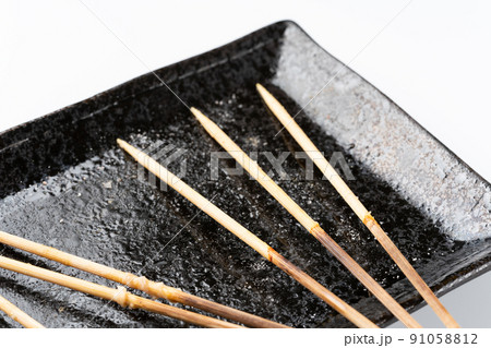 食べ終わった後の焼き鳥の串 91058812