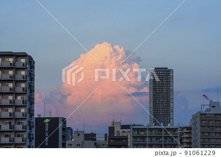 夕日に照らされ染まる積乱雲 夕日に照らされ染まる積乱雲 91061229