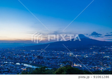 (静岡県)沼津の街並みと富士山 夕景 (静岡県)沼津の街並みと富士山 夕景 91061286