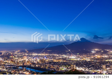 (静岡県)沼津の街並みと富士山 夕景 (静岡県)沼津の街並みと富士山 夕景 91061294