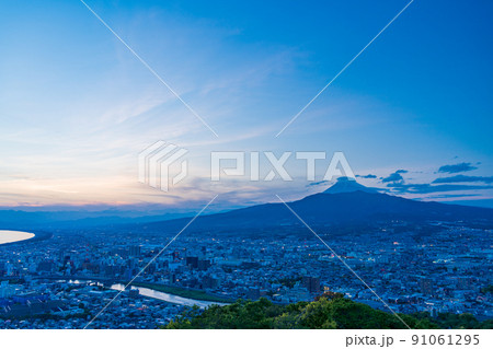 （静岡県）沼津の街並みと富士山　夕景 91061295