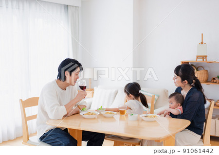 子どもたちと食卓を囲むファミリー 91061442